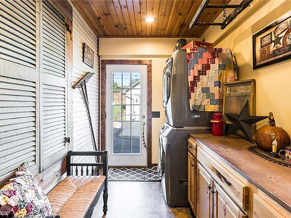 5th image of 408 E Clark St
