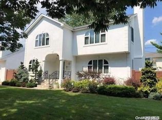 135 Roosevelt Pl, Massapequa, NY 11758