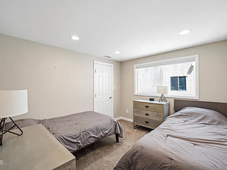305 Ocean Dr — Photo 18