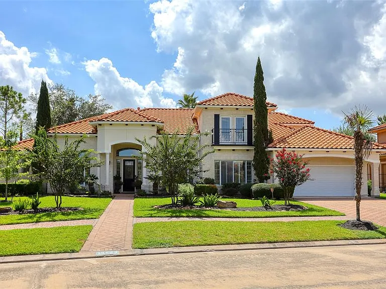 18623 Windsor Lakes Dr — Photo 2
