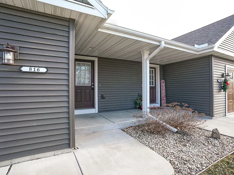 826 Thompson Dr — Photo 2