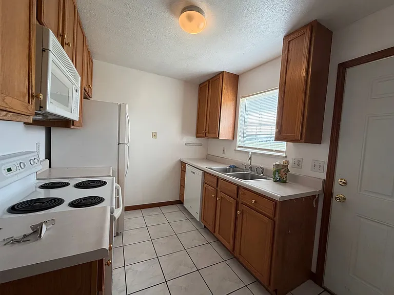 176 Jennifer Ct — Photo 3