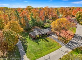28454 Quail Hollow Rd, Farmington Hills, MI 48331