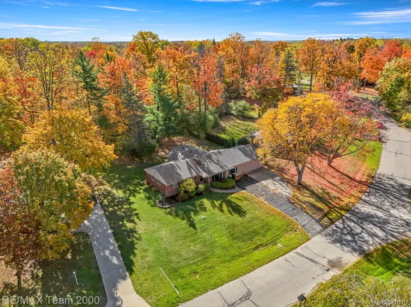 28454 Quail Hollow Rd, Farmington Hills, MI 48331