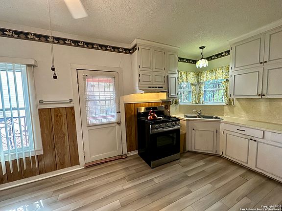 5th image of 415 ARBOR PL