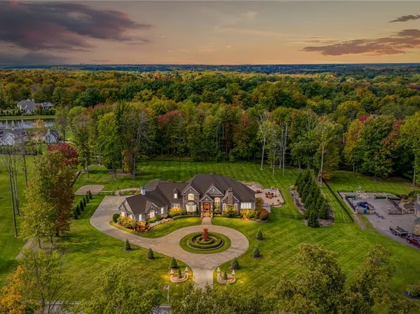 9826 Foxwood Trl, Kirtland, OH 44094