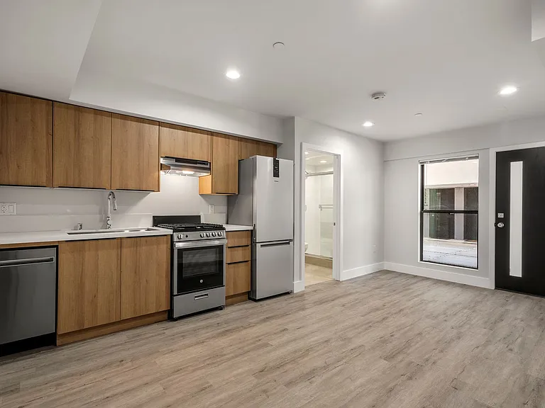11516 Victory Blvd — Photo 44