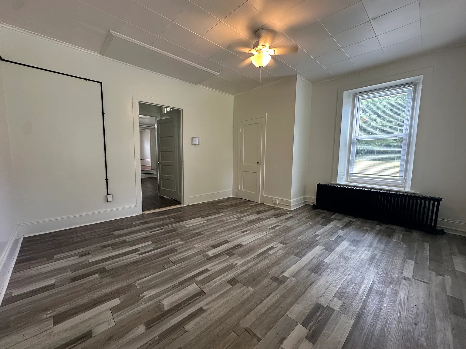1 bed, 977 sqft, $1,650 — Photo 4