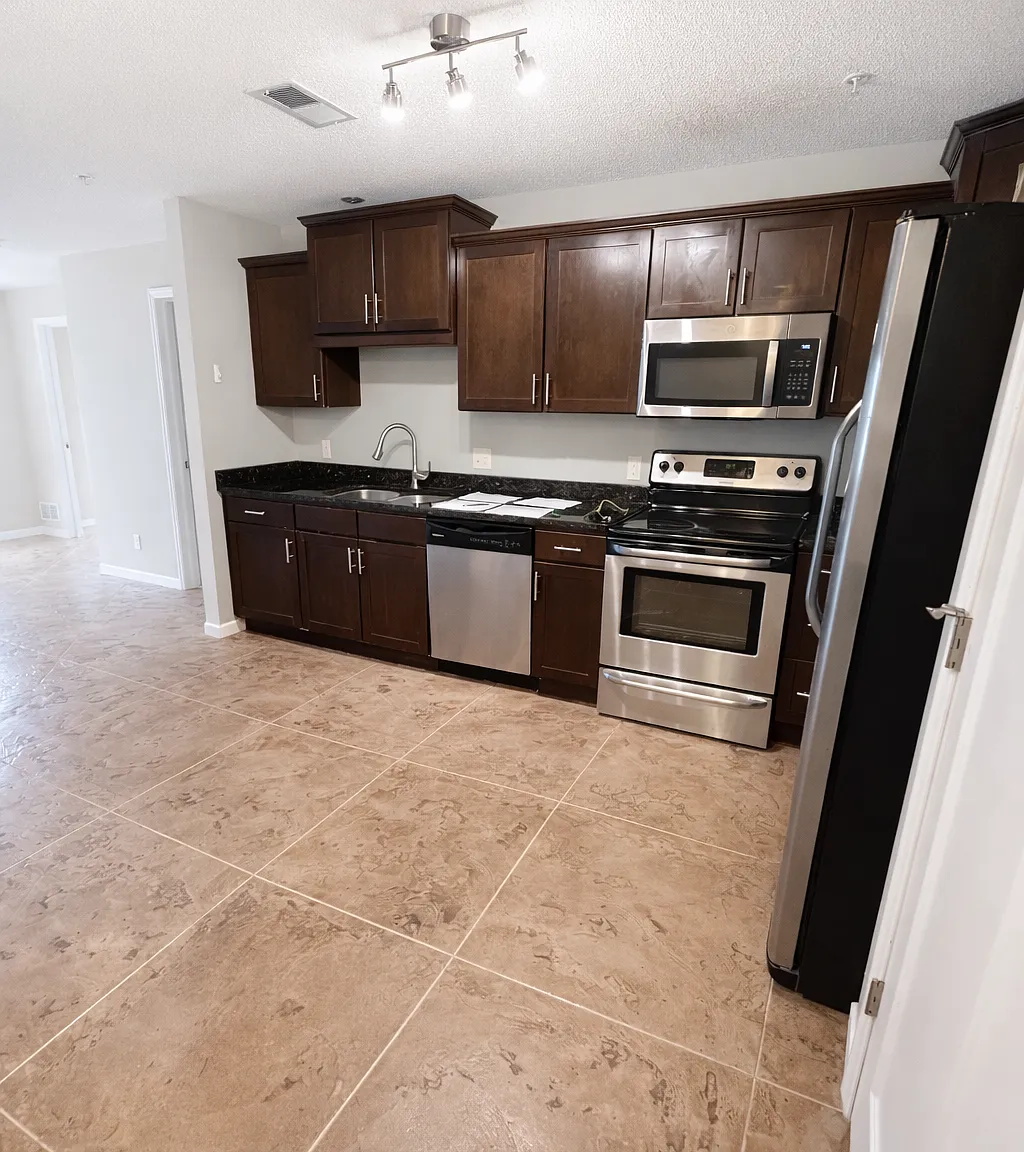 4 bed, $2,300 — Photo 4