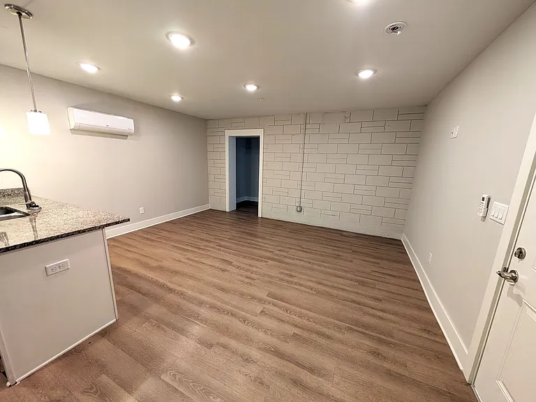 309 E Spring St — Photo 3