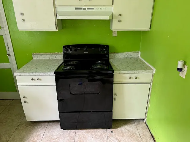 New Kitchen Cabinets along with a Brand New GE/Hotpoint Stove! Ready for you to Cook!