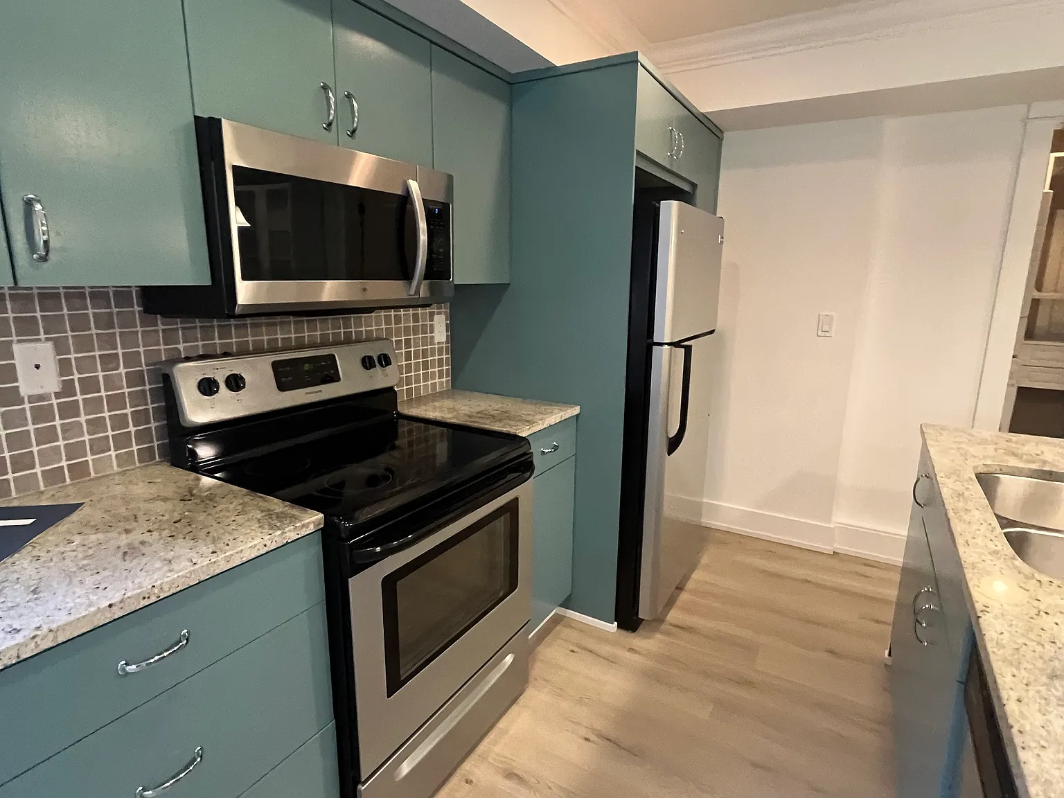 Great Location 1 Bdrm Suite — Photo 4