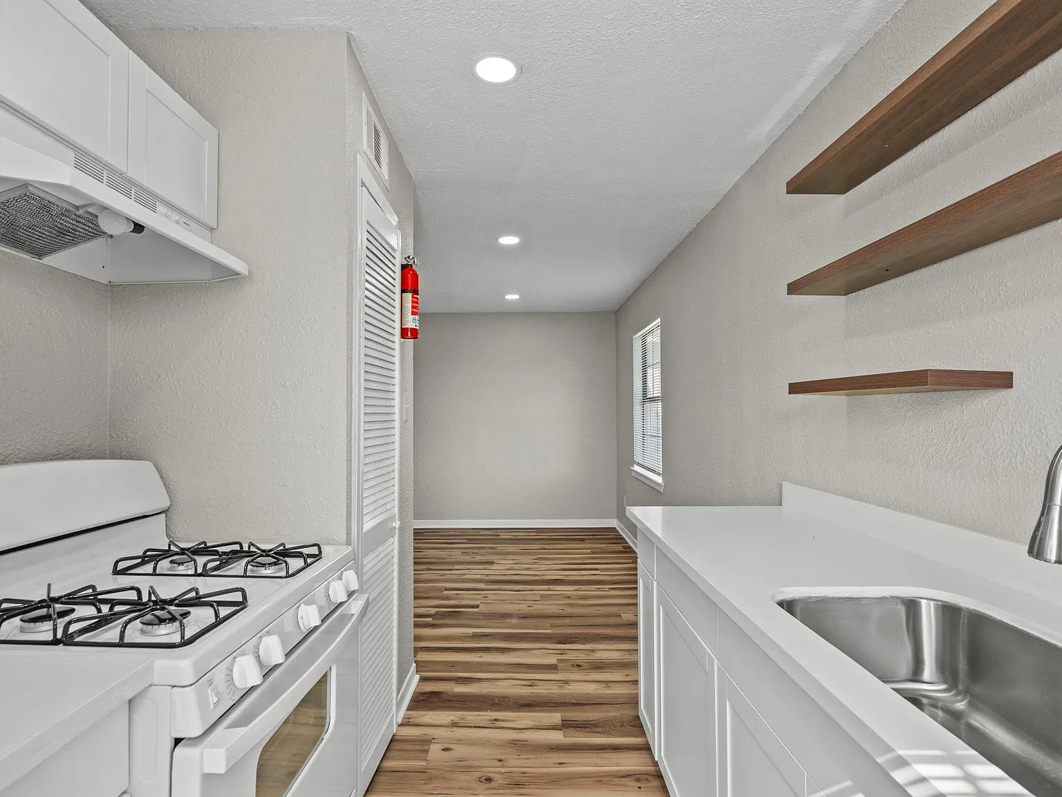 3 bed, 1.0 bath, 1085 sqft, $1,450 — Photo 2