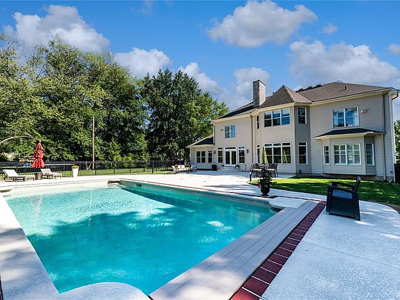 4th image of 734 Champeix Ln