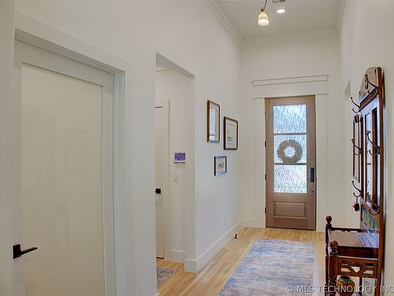 4th image of 934 W 86th St
