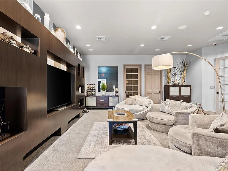 The View Apartments — Photo 31