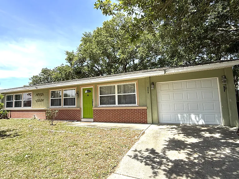 668 Hampton Dr NE — Photo 3