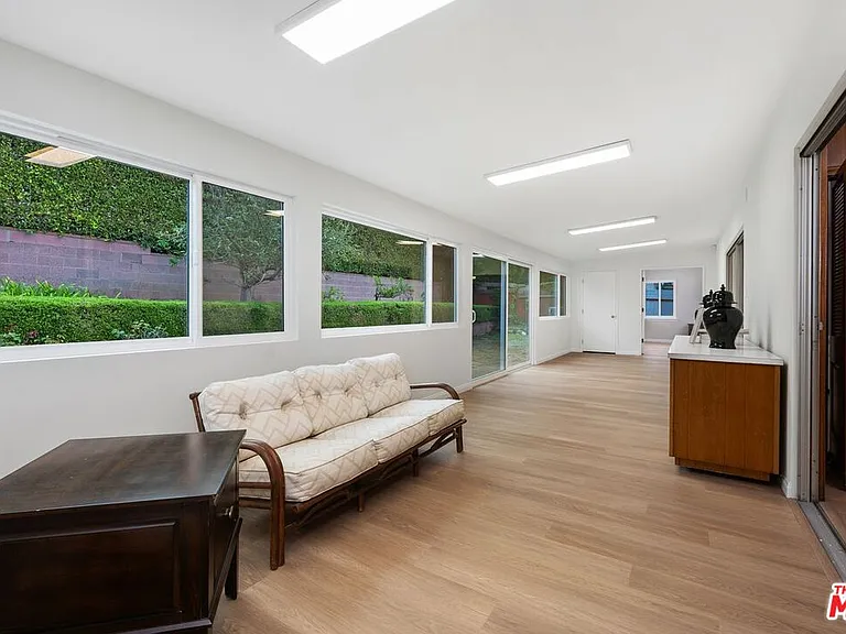 6204 S Corning Ave — Photo 12