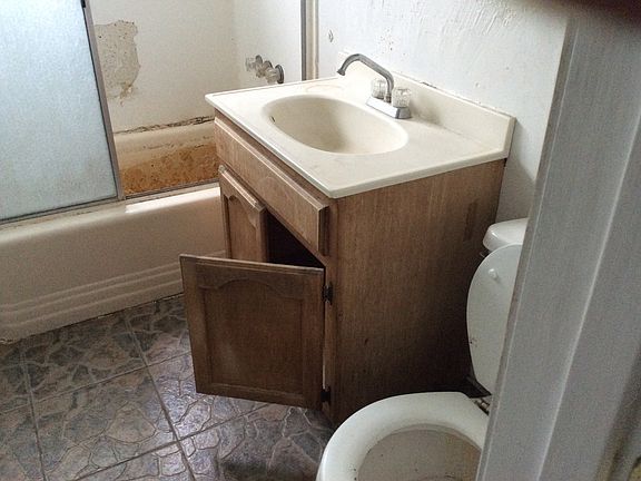 2nd image of 1307 W 111th St
