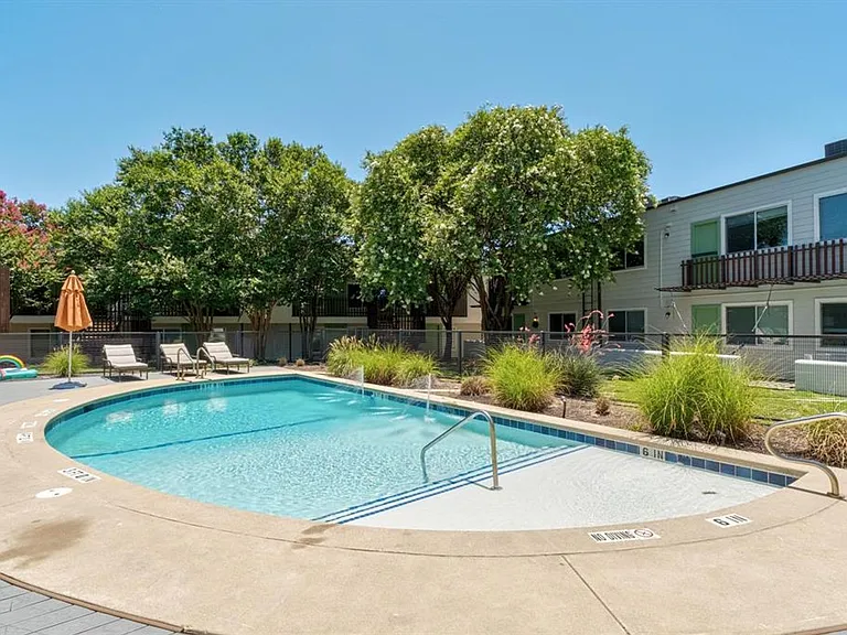 2200 Dickson Dr #218 — Photo 25