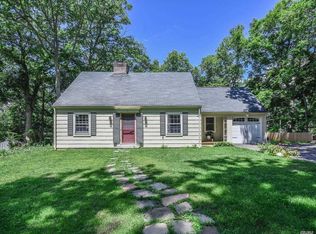 13 Dogwood Ln, Glen Head, NY 11545