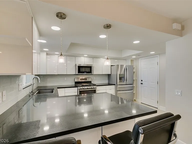 5046 Schumann Dr — Photo 17