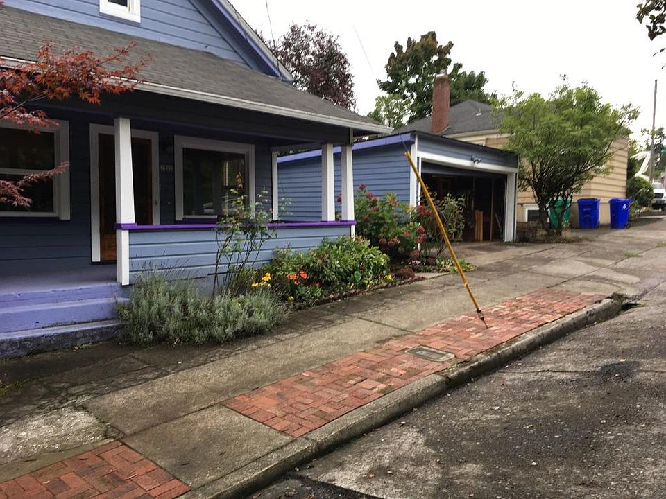 Front of duplex, 3522 SW 1st. Walk down path next to garage to 3524 (second unit). Do not disturb tenants in upper unit.