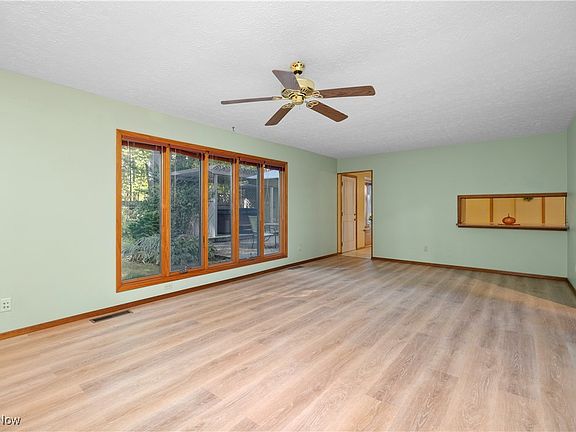 5th image of 32567 Oakhurst Dr
