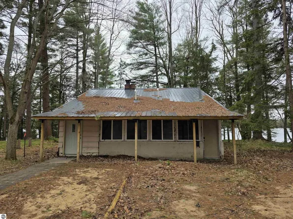 1134 E Lake Dr SE, Kalkaska, MI 49646