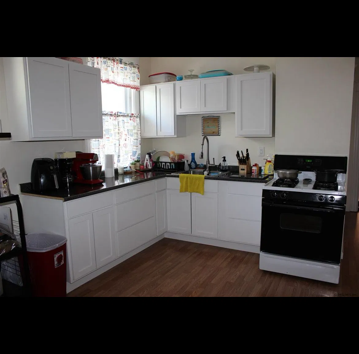 3 bed, $1,800 — Photo 2