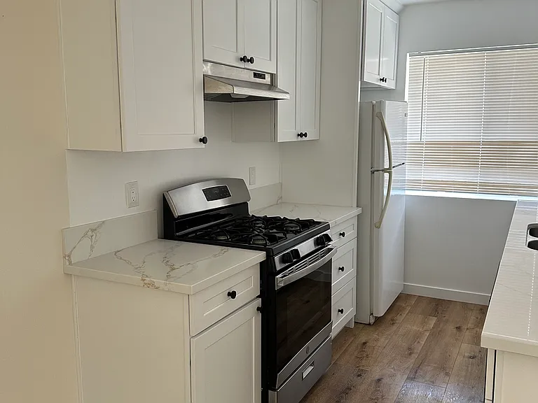 1123 S Sherbourne Dr #102 — Photo 8