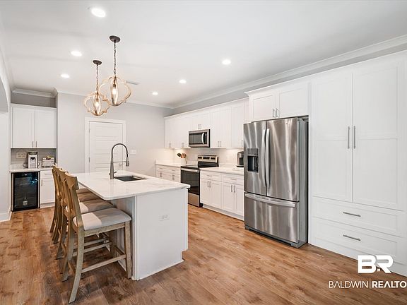 4th image of 3075 Riverview Dr