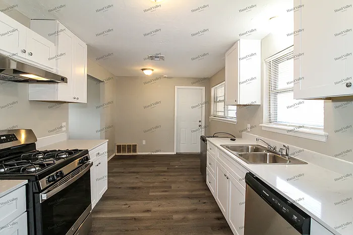 3 bed, 1.5 bath, 1159 sqft, $1,295 — Photo 4