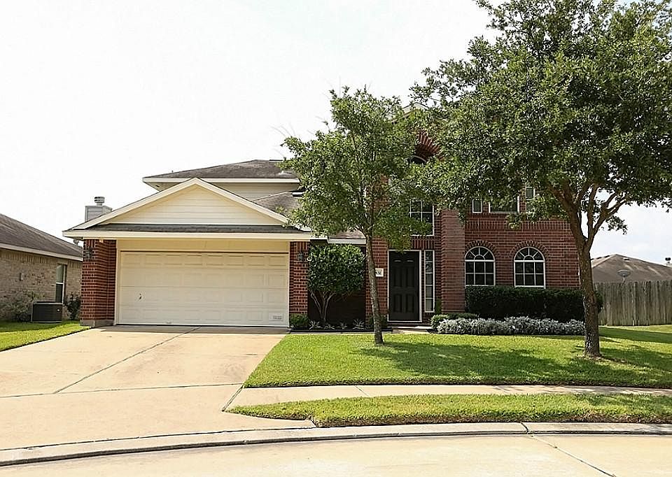 Gorgeous 2/story 5 bedroom home on a cul-de-sac street is awaiting your arrival in Cypress Mill Park