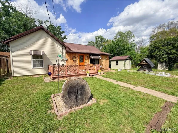 113 Hickory St, Panama, IL 62077