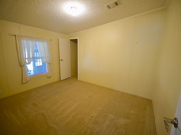 2nd Bedroom w/walk-in closet