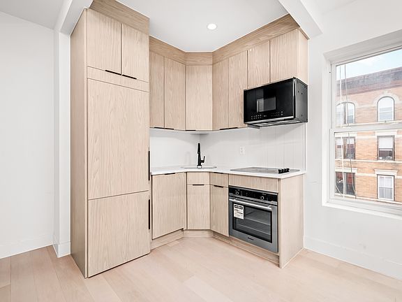 3rd image of 426 15th St APT 3L