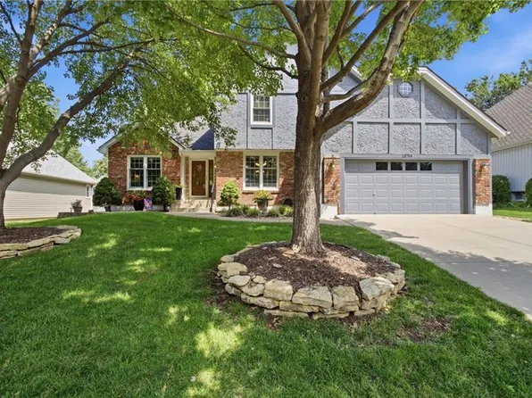 13704 W 75th Ter, Lenexa, KS 66216