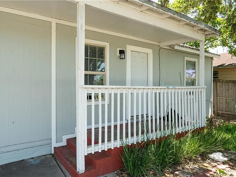 1217 Baywood Ln — Photo 3
