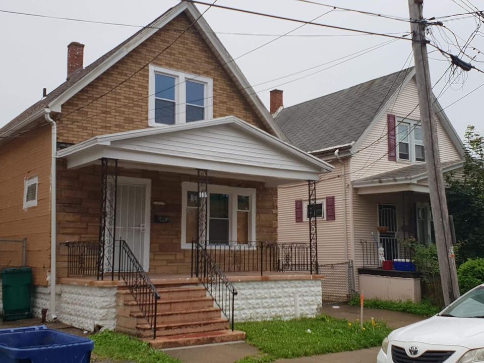 1st image of 165 Leslie St #1