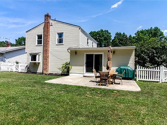 2nd image of 692 Robin Dr