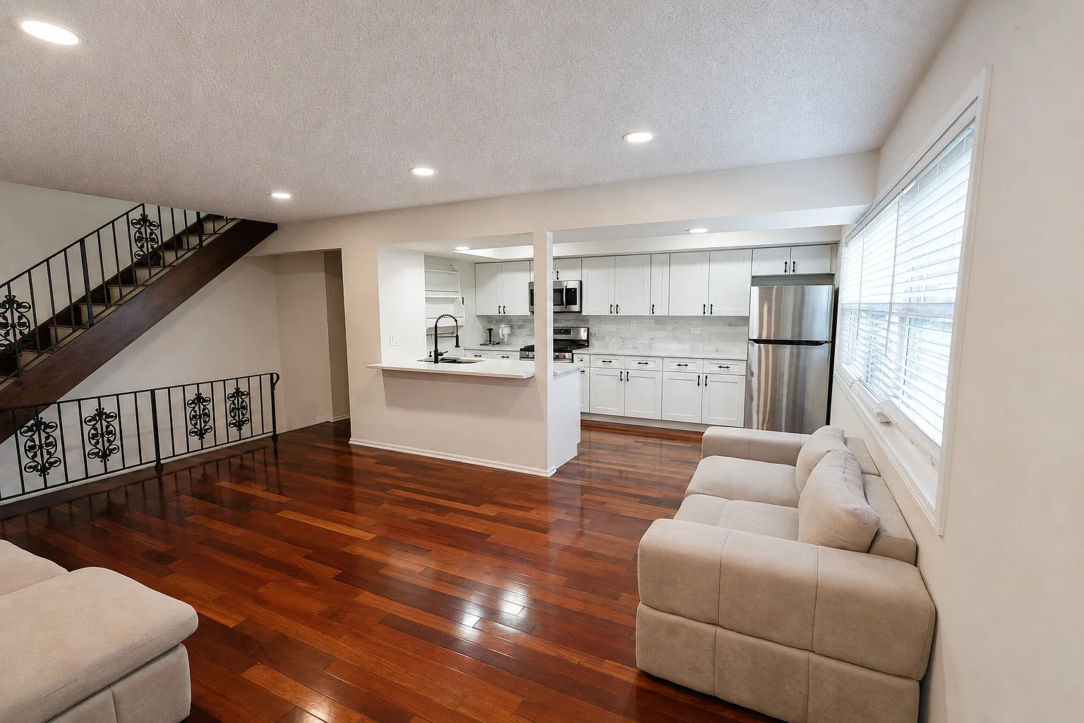 2 bed, 1.5 bath, 1100 sqft, $2,600 — Photo 2