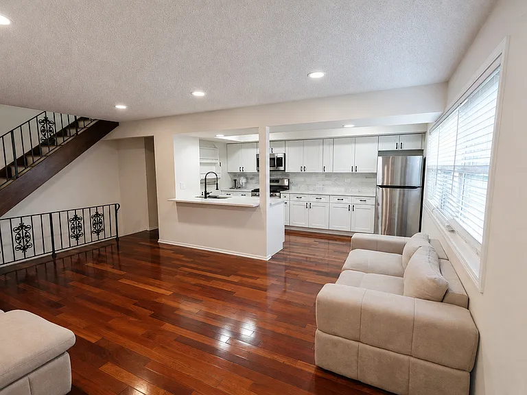 1204 Inverrary Ln #- — Photo 2