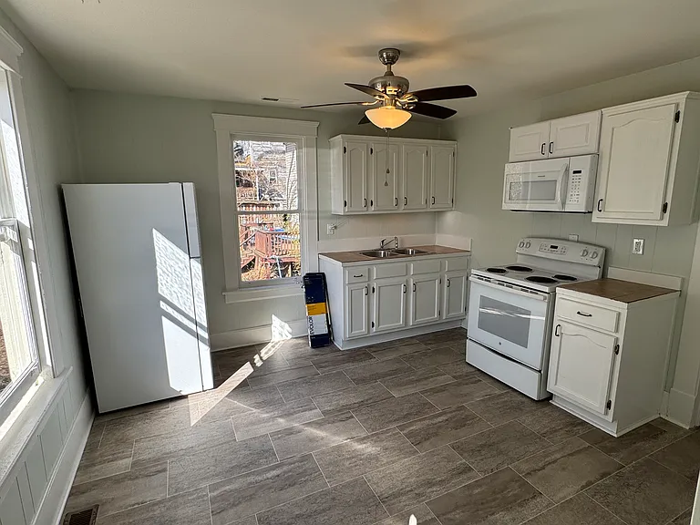 381 S French Broad Ave #3 — Photo 7