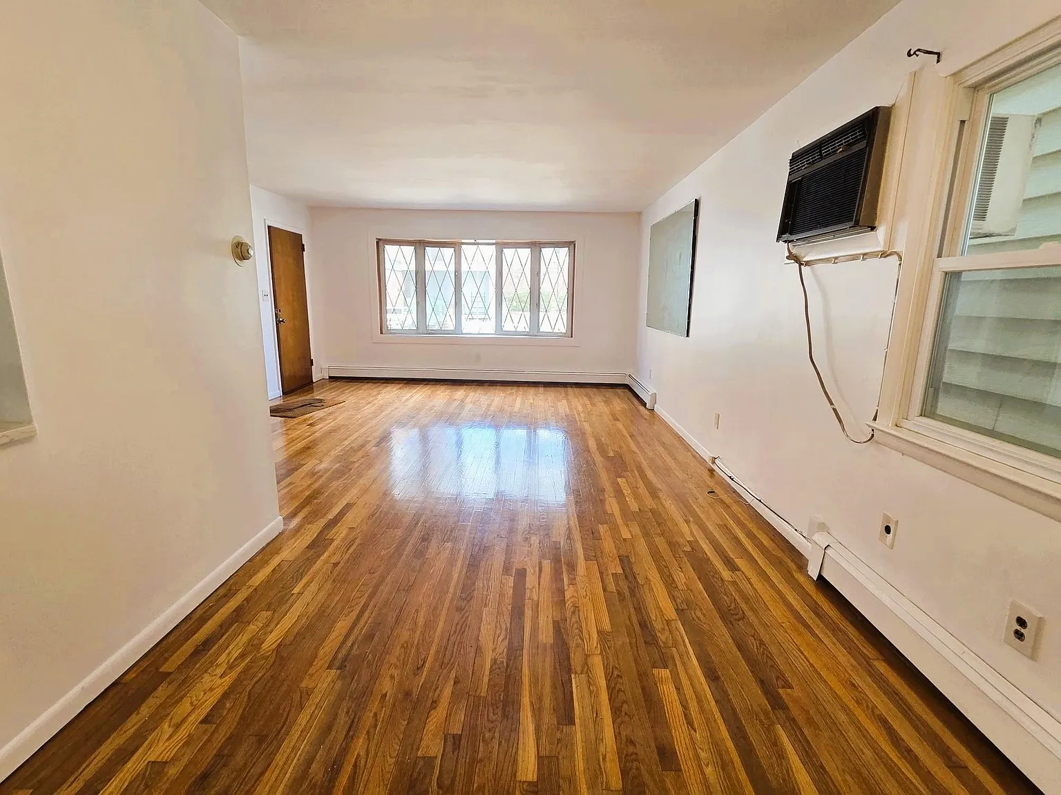 3 bed, 1.0 bath, $3,000 — Photo 2