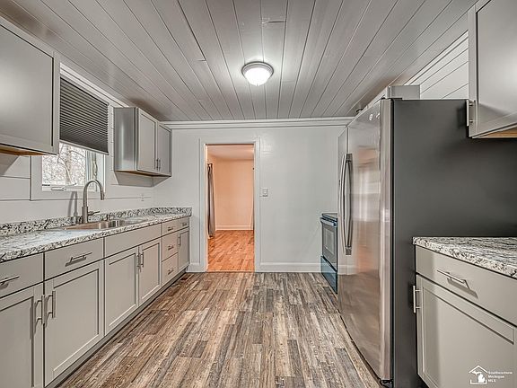 3rd image of 2052 Pleasantview St