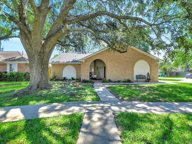 21902 Meadowhill Dr — Photo 2