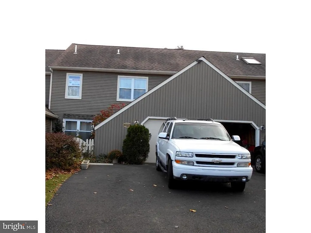 1595 Lakeview Cir photo 1