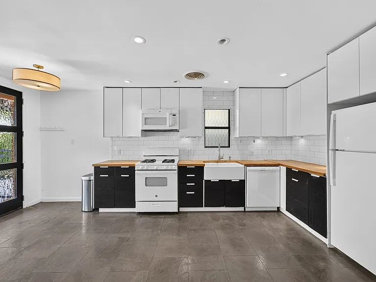 1703 Wethersfield Rd — Photo 9