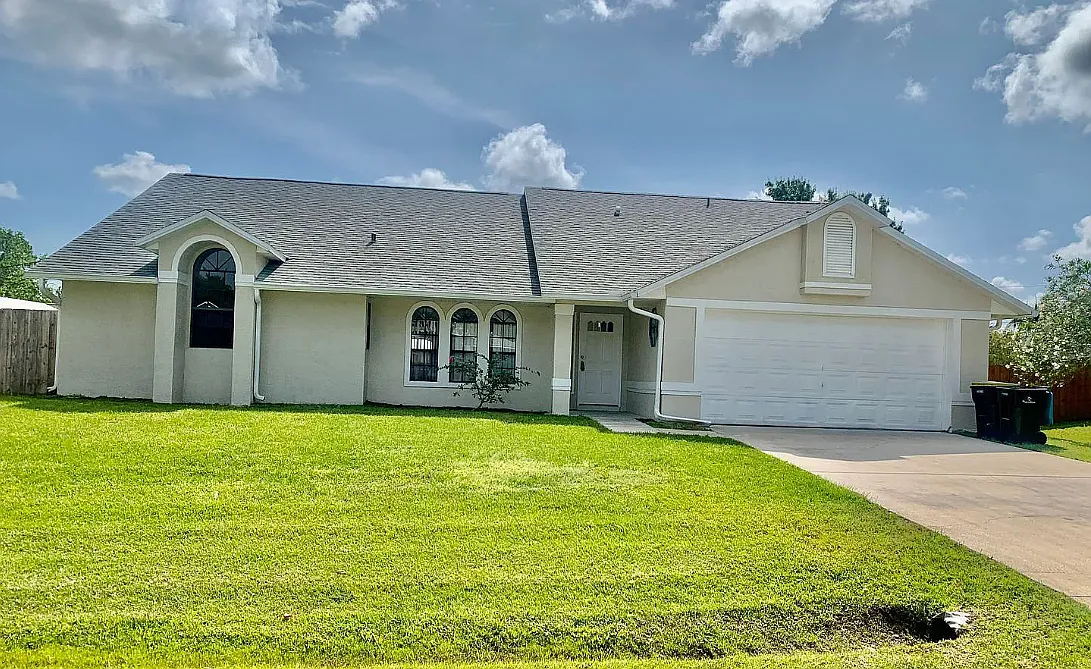 4 bed, 2.0 bath, 1950 sqft, $2,600 — Photo 1